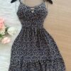 Vestido Yasmin Curto c/ Detalhe no Decote Estampado Bromélia – Preto - Sempre Linda Loja