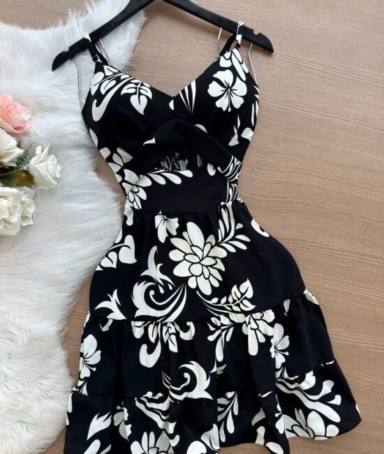 Vestido Yasmin Curto c/ Detalhe no Decote estampado Florido Modelo 1 – Branco - Sempre Linda Loja